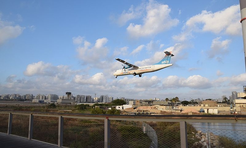 Aircraft landing at Sde Dov